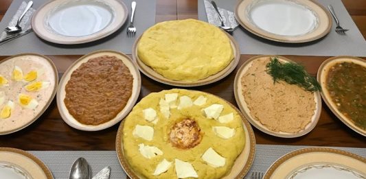 Abhaz Mutfağı Abhaz mutfağı, Karadeniz’in kuzeydoğusunda, özellikle Abhazya bölgesinde yüzyıllar boyunca şekillenmiş zengin bir gastronomik mirastır. Coğrafi koşullar, iklim ve doğal kaynaklar bu mutfağın temelini oluşturmuştur. Dağlık araziler, ormanlar ve denizden elde edilen ürünler, yemeklerin çeşitliliğini ve doğallığını sağlamıştır. Abhaz mutfağı, sadece beslenme amacıyla değil, aynı zamanda kültürel kimliği yansıtan bir mutfak anlayışına sahiptir. Konulu bir haber görseli.