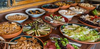 Açık büfe denildiğinde akla gelen ilk şey çeşitliliktir. Misafirler kahvaltıdan akşam yemeğine kadar birbirinden farklı onlarca seçeneği aynı anda görebilir.