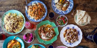 Afganistan, tarih boyunca farklı medeniyetlerin kesişim noktası olmuş bir coğrafyada yer alır ve bu durum mutfağına doğrudan yansımıştır. Afganistan mutfağı, Orta Asya, İran ve Hint kültürlerinin etkisiyle şekillenmiş, hem lezzet hem de çeşitlilik açısından zengin bir gelenek sunar. Bu mutfak, özellikle pirinç, et ve baklagillerin ustaca kullanımı ile bilinir. Binlerce yıllık bir tarih, Afgan yemek kültürünün bugünkü karakterini oluşturmuş ve hem günlük hem de özel günlerde sofralara aktarılmıştır. Konulu bir haber görseli.