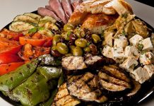 Akdeniz mutfağı, taze sebzeler, zeytinyağı, deniz ürünleri ve baharatların uyumlu birleşimiyle hem sağlıklı hem de lezzetli seçenekler sunar. Dünyada “Akdeniz Diyeti” olarak bilinen beslenme modeli, bu mutfağın temel taşlarını oluşturur. Zengin ve dengeli yapısı, sadece damak zevkine değil, aynı zamanda uzun ve sağlıklı bir yaşam hedefleyenlere de hitap eder. Konulu bir haber görseli.