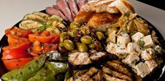 Akdeniz mutfağı, taze sebzeler, zeytinyağı, deniz ürünleri ve baharatların uyumlu birleşimiyle hem sağlıklı hem de lezzetli seçenekler sunar. Dünyada “Akdeniz Diyeti” olarak bilinen beslenme modeli, bu mutfağın temel taşlarını oluşturur. Zengin ve dengeli yapısı, sadece damak zevkine değil, aynı zamanda uzun ve sağlıklı bir yaşam hedefleyenlere de hitap eder. Konulu bir haber görseli.