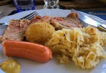 Alsas Mutfağı, Avrupa’nın ortasında yer alan stratejik konumu sayesinde farklı kültürlerin etkisini taşıyan zengin bir mutfaktır. Fransa ile Almanya arasında yer alan Alsas bölgesi, tarih boyunca bu iki kültürün etkisi altında kalmış ve sofralarında bu izleri yansıtmıştır. Bu nedenle Alsas yemekleri hem Fransız mutfağının inceliğini hem de Alman mutfağının doyurucu ve yoğun lezzetlerini bir araya getirmiştir. Konulu bir haber görseli.