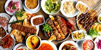 Anadolu lezzetleri, binlerce yıllık bir tarih ve medeniyet birikiminin mutfaktaki yansımasıdır. Asya’dan Avrupa’ya uzanan bu topraklar, sayısız kültürün izlerini taşıyan zengin bir gastronomi mirasına sahiptir. Anadolu, hem bereketli toprakları hem de farklı iklimleriyle çeşitli ürünlerin yetişmesine imkân tanır. Bu çeşitlilik, yöresel yemeklerin sayısını artırır ve her bölgeye özgü tatların oluşmasını sağlar. Konulu bir haber görseli.