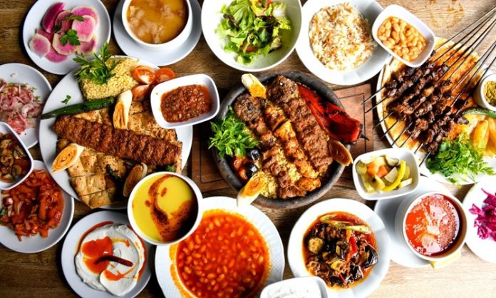 Anadolu lezzetleri, binlerce yıllık bir tarih ve medeniyet birikiminin mutfaktaki yansımasıdır. Asya’dan Avrupa’ya uzanan bu topraklar, sayısız kültürün izlerini taşıyan zengin bir gastronomi mirasına sahiptir. Anadolu, hem bereketli toprakları hem de farklı iklimleriyle çeşitli ürünlerin yetişmesine imkân tanır. Bu çeşitlilik, yöresel yemeklerin sayısını artırır ve her bölgeye özgü tatların oluşmasını sağlar. Konulu bir haber görseli.