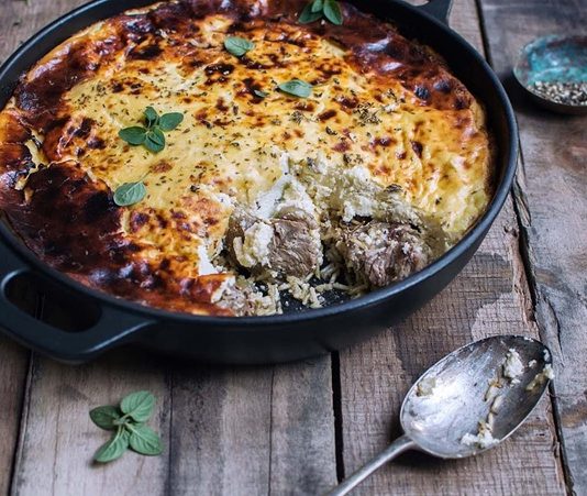 Arnavutluk mutfağı, Balkan coğrafyasının tarih boyunca geçirdiği değişimlerin ve kültürel etkileşimlerin bir yansımasıdır. Osmanlı İmparatorluğu’nun uzun süreli hakimiyeti, Akdeniz ikliminin sunduğu zengin ürünler ve yerel halkın geleneksel yöntemleri, bu mutfağın bugünkü halini almasına katkı sağlamıştır. Sofralarda hem doğunun baharatlı tatlarını hem de Akdeniz’in hafif ve taze ürünlerini görmek mümkündür. Bu yönüyle Arnavutluk yemek kültürü, Balkan mutfakları içinde ayrıcalıklı bir yere sahiptir. Konulu bir haber görseli.