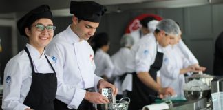 Bir toplumun kültürel zenginliğini ve damak zevkini yansıtan en önemli unsurlardan biri aşçı mesleğidir. Tarih boyunca yemek sadece karın doyurmak için değil, aynı zamanda bir iletişim ve paylaşım aracı olarak da görülmüştür. Bu noktada aşçılar, toplumların hafızasında yer eden tatları geleceğe taşımakla kalmamış, aynı zamanda yeni nesillere aktarmada önemli bir görev üstlenmişlerdir. Konulu bir haber görseli.