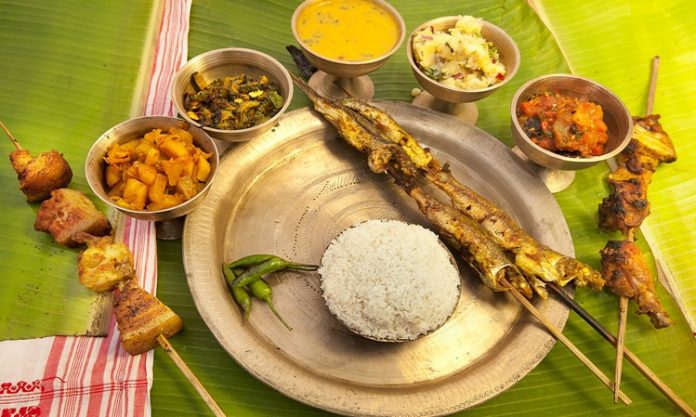Assamese Mutfağı Assamese Mutfağı, Hindistan’ın kuzeydoğusunda yer alan Assam bölgesine özgü geleneksel yemek kültürünü yansıtır. Bölge, Brahmaputra Nehri ve çevresindeki verimli toprakları ile bilinir ve bu zengin kaynaklar, mutfağın temelini oluşturur. Assamese yemekleri, hem sebze hem de balık ağırlıklı tarifleriyle tanınır. Konulu bir haber görseli.