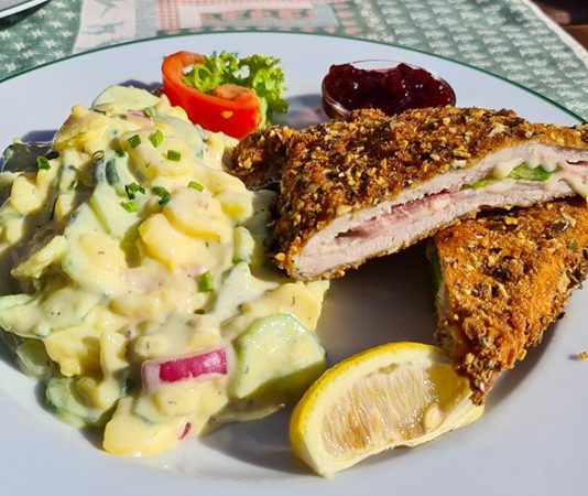 Avusturya mutfağı, Avrupa gastronomisinin en köklü ve zengin mutfaklarından biridir. Yüzyıllar boyunca farklı kültürlerin etkisi altında gelişen bu mutfak, hem Orta Avrupa’nın geleneksel lezzetlerini hem de aristokrat sofra kültürünü barındırır. Avusturya yemekleri, çeşitliliği, zarif sunumları ve doyurucu tatlarıyla tanınır. Konulu bir haber görseli.