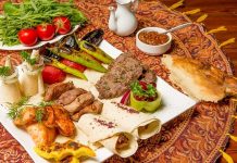 Azerbaycan mutfağı, Kafkasya’nın verimli toprakları ve tarihi zenginliği ile şekillenmiş, binlerce yıllık bir gastronomi kültürüne sahiptir. Hem Doğu hem de Orta Asya etkilerini bir araya getiren bu mutfak, yöresel malzemelerin ustaca kullanımıyla ön plana çıkar. Azerbaycan halkı için yemek, sadece karın doyurmak değil; aynı zamanda kültürel paylaşım ve misafirperverlik göstergesidir. Konulu bir haber görseli.