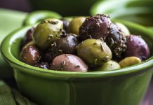 Baharatlı zeytin, pratik hazırlanışı sayesinde evlerde sıkça yapılmaya başlandı. Restoranlar da artık menülerinde farklı baharat karışımlarıyla zenginleştirilmiş zeytin çeşitlerine daha çok yer veriyor.