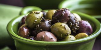 Baharatlı zeytin, pratik hazırlanışı sayesinde evlerde sıkça yapılmaya başlandı. Restoranlar da artık menülerinde farklı baharat karışımlarıyla zenginleştirilmiş zeytin çeşitlerine daha çok yer veriyor.