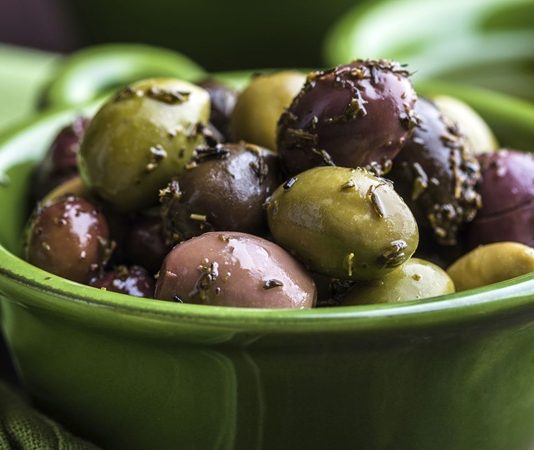 Baharatlı zeytin, pratik hazırlanışı sayesinde evlerde sıkça yapılmaya başlandı. Restoranlar da artık menülerinde farklı baharat karışımlarıyla zenginleştirilmiş zeytin çeşitlerine daha çok yer veriyor.