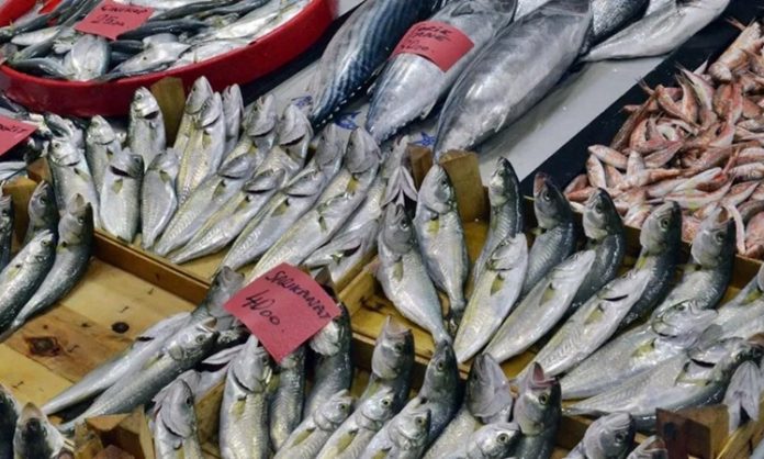 Balık Ve Deniz Ürünleri Sofraların Sağlıklı Lezzeti Denizlerin zenginliği olan balık ve deniz ürünleri, sağlıklı beslenmenin temel taşlarından biri olarak mutfaklarda önemli bir yer tutar. Omega-3 yağ asitleri, protein ve vitaminler açısından zengin olan bu ürünler, hem hafif hem de lezzetli yemek alternatifleri sunar. Özellikle Akdeniz ve Ege mutfağında sıkça tercih edilen balık ve deniz ürünleri, sağlıklı yaşam trendleriyle birlikte daha da popüler hale gelmiştir. Konulu bir haber görseli.