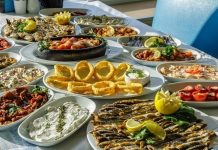 Deniz ürünlerinin sofralardaki yeri, özellikle balıkçı sofrasının karakterini belirler. Taze balık, deniz mahsulleri ve deniz tuzu, bu sofraların vazgeçilmez bileşenleridir. Bir balıkçı sofrası, sadece bir yemek değil, denizin taptaze lezzetlerinin bir araya geldiği özel bir deneyimdir. Zeytinyağlı mezeler, çeşitli salatalar ve balık çeşitleriyle zenginleştirilen bu sofralar, denizle iç içe bir atmosfer yaratır. Konulu bir haber görseli