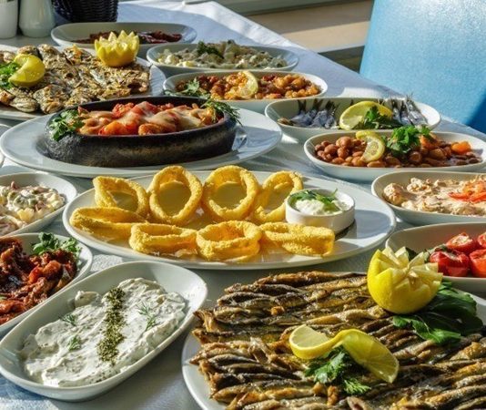 Deniz ürünlerinin sofralardaki yeri, özellikle balıkçı sofrasının karakterini belirler. Taze balık, deniz mahsulleri ve deniz tuzu, bu sofraların vazgeçilmez bileşenleridir. Bir balıkçı sofrası, sadece bir yemek değil, denizin taptaze lezzetlerinin bir araya geldiği özel bir deneyimdir. Zeytinyağlı mezeler, çeşitli salatalar ve balık çeşitleriyle zenginleştirilen bu sofralar, denizle iç içe bir atmosfer yaratır. Konulu bir haber görseli