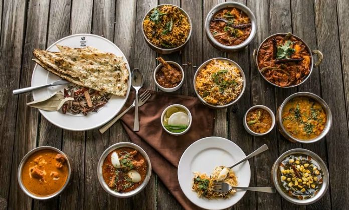 Balti Mutfağı Balti Mutfağı, Kuzey Hindistan ve Pakistan’ın özellikle Kasmir ve çevresinde ortaya çıkan zengin bir yemek kültürünü temsil eder. Bu mutfak, baharatlı et yemekleri, sebzeler ve özel sosların dengeli kombinasyonu ile bilinir. Balti Mutfağı, hem günlük sofralarda hem de özel kutlamalarda geleneksel bir lezzet deneyimi sunar. Konulu bir haber görseli.