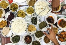 Bangladeş, tarih boyunca farklı kültürlerin etkisi altında kalmış bir coğrafyada yer alır. Bu durum, Bangladeş mutfağının çeşitliliğini ve zenginliğini doğrudan etkilemiştir. Hindistan, Arap ve Asya etkileri, yemek kültüründe kendini gösterir ve mutfağı hem lezzet hem de görsellik açısından zenginleştirir. Baharatların ustaca kullanımı, pirinç ve balık ağırlıklı yemekler ve aromatik soslar, Bangladeş mutfağının karakteristik özelliklerindendir. Konulu bir haber görseli.