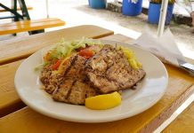 Barbados mutfağı, Karayipler’in zengin kültürel geçmişiyle şekillenmiş, hem Afrika hem de yerel Karayip etkilerini taşıyan bir mutfaktır. Adanın tarih boyunca farklı kolonizasyonlar ve ticaret yolları sayesinde mutfak kültürü çeşitlenmiş, lezzetler farklı geleneklerin birleşimiyle harmanlanmıştır. Bu mutfak, hem günlük yaşamda hem de özel kutlamalarda kendine özgü yerini korur. Konulu bir haber görseli.