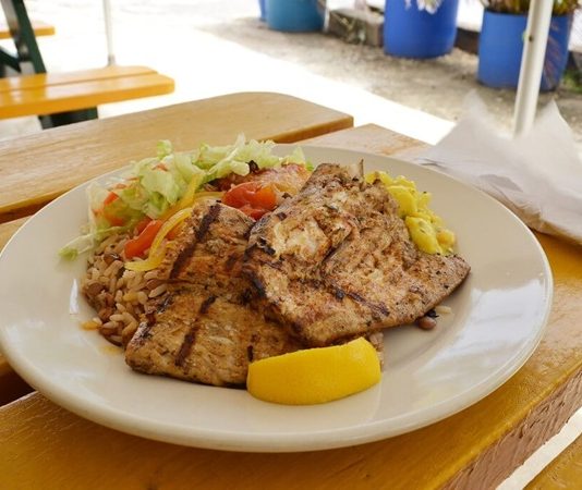 Barbados mutfağı, Karayipler’in zengin kültürel geçmişiyle şekillenmiş, hem Afrika hem de yerel Karayip etkilerini taşıyan bir mutfaktır. Adanın tarih boyunca farklı kolonizasyonlar ve ticaret yolları sayesinde mutfak kültürü çeşitlenmiş, lezzetler farklı geleneklerin birleşimiyle harmanlanmıştır. Bu mutfak, hem günlük yaşamda hem de özel kutlamalarda kendine özgü yerini korur. Konulu bir haber görseli.