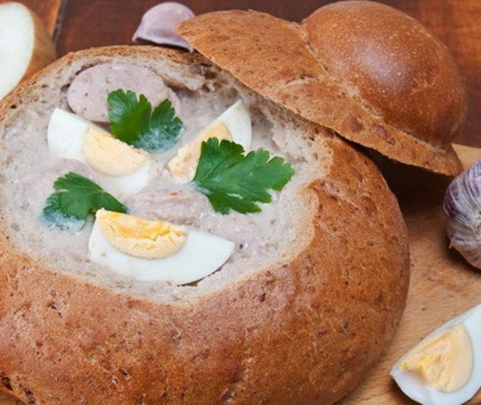 Belarus mutfağı, ülkenin tarih boyunca farklı kültürlerden aldığı etkilerle oluşmuş zengin bir yapıya sahiptir. Slav gelenekleri, Baltık etkileri ve Polonya ile Litvanya kültürlerinden gelen izler bu mutfağın karakterini belirlemiştir. Özellikle kırsal yaşamın yoğun olması nedeniyle yemeklerde kullanılan ürünler doğrudan tarımdan ve hayvancılıktan gelmektedir. Patates, lahana, et ve tahıllar mutfakta en çok kullanılan malzemeler arasında yer alır. Konulu bir haber görseli.