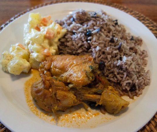 Belize mutfağı, Maya, Afrika, Karayip ve Avrupa etkilerinin birleşimiyle oluşmuş, benzersiz bir kültürel mozaik sunar. Ülkenin tarihi ve göçmen toplulukları, mutfak kültürünün gelişiminde etkili olmuştur. Yemekler, hem günlük sofralarda hem de özel kutlamalarda kültürel bir miras olarak önem taşır. Konulu bir haber görseli.