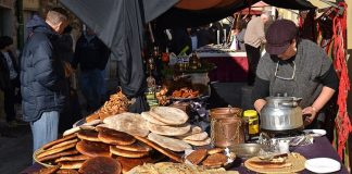 Berberi mutfağı, Kuzey Afrika’nın en köklü ve en özgün mutfak kültürlerinden biridir. Fas, Cezayir, Tunus ve Libya’nın farklı bölgelerinde yaşayan Berberiler, yüzyıllardır süregelen geleneklerini sofralarına taşımıştır. Bu mutfağın temeli, hem coğrafyanın sunduğu ürünlerden hem de göçebe yaşam tarzının getirdiği pratiklikten beslenir. Çölün ortasında, dağ köylerinde ya da sahil kasabalarında yetiştirilen malzemeler, farklı pişirme yöntemleriyle harmanlanarak özgün tatlar ortaya çıkarır.