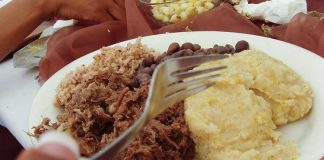 Botsvana Mutfağı Afrika kıtasının güneyinde yer alan Botsvana’nın tarihini, geleneklerini ve coğrafi özelliklerini yansıtan köklü bir kültürel yapıya sahiptir. Yemeklerin çoğu doğrudan tarımsal üretime ve yerel çiftçiliğe dayalıdır. Bu nedenle sofralarda hem doğallık hem de yerellik ön plandadır. Et yemekleri, tahıllar ve sebzeler Botsvana sofralarının temelini oluşturur. Aynı zamanda misafirperverlik kültürüyle de bilinen ülke, yemeklerini paylaşmayı önemli bir gelenek haline getirmiştir. Konulu bir haber görseli.