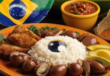Brezilya mutfağı, tarih boyunca farklı kültürlerin etkisiyle şekillenmiş ve bugün dünya gastronomisinde özel bir yere sahip olmuştur. Yerli halkın yemek gelenekleri, Afrika’dan getirilen kölelerin mutfak alışkanlıkları ve Portekiz kolonyal döneminin etkileri birleşerek benzersiz bir mutfak kültürü ortaya çıkarmıştır. Bu çeşitlilik, Brezilya’nın geniş coğrafyasının sunduğu zengin tarım ürünleri ve deniz mahsulleriyle harmanlanmıştır. Konulu bir haber görseli.