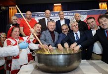 İnsanlık tarihi boyunca şölen, toplumların bir araya gelme, paylaşma ve kutlama anlarının en görkemli ifadesi olmuştur. Eski çağlarda zaferlerden sonra düzenlenen büyük sofralar, yalnızca yemek yemek için değil, aynı zamanda birlik ve beraberliği simgelemek için gerçekleştirilirdi. Bu yönüyle bakıldığında şölen, geçmişten bugüne kadar kültürlerin vazgeçilmez bir geleneği olmayı sürdürmüştür. Konulu bir haber görseli.