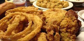 Cajun Mutfağı, Amerika Birleşik Devletleri’nin Louisiana eyaletinde yaşayan Cajun halkının özgün yemek kültürünü yansıtır. Bu mutfak, Fransız, İspanyol, Afrikalı ve yerel Amerikan etkilerini harmanlayarak ortaya çıkmıştır. Louisiana’nın bataklık ve nehir bölgelerinde şekillenen Cajun Mutfağı, zengin aromalar ve baharatlı tatlar ile tanınır. Konulu bir haber görseli.