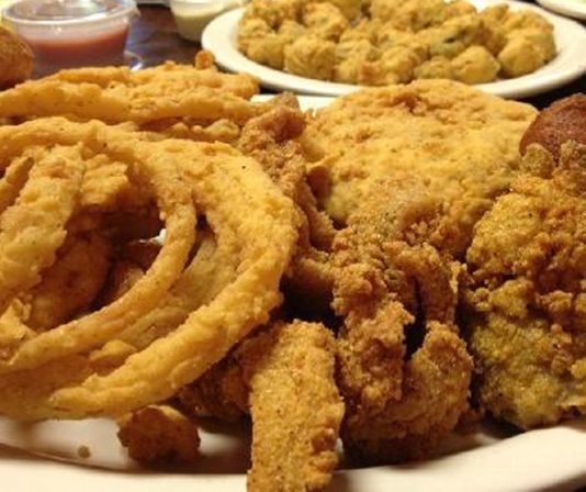 Cajun Mutfağı, Amerika Birleşik Devletleri’nin Louisiana eyaletinde yaşayan Cajun halkının özgün yemek kültürünü yansıtır. Bu mutfak, Fransız, İspanyol, Afrikalı ve yerel Amerikan etkilerini harmanlayarak ortaya çıkmıştır. Louisiana’nın bataklık ve nehir bölgelerinde şekillenen Cajun Mutfağı, zengin aromalar ve baharatlı tatlar ile tanınır. Konulu bir haber görseli.