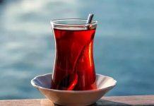 Çay, Türk kültüründe sadece bir içecek olmanın çok ötesindedir. Günümüz Türkiye’sinde çay, sosyal hayatın bir parçası, bir misafirperverlik göstergesi ve en önemli geleneklerden biridir. Sabah kahvaltılarından akşam sohbetlerine kadar her anın vazgeçilmezi olan çay, Türk mutfağında bir ritüel halini almış, neredeyse her sosyal etkinlikte yerini almıştır. Çay, yalnızca içilmekle kalmaz, zamanla bir kültür ve yaşam biçimi haline gelmiştir. Konulu bir haber görseli.