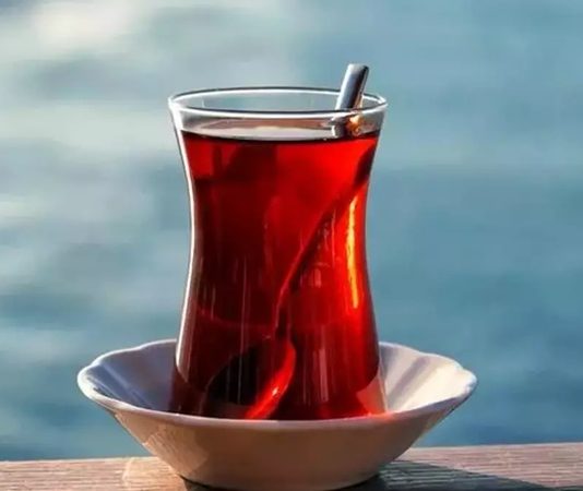 Çay, Türk kültüründe sadece bir içecek olmanın çok ötesindedir. Günümüz Türkiye’sinde çay, sosyal hayatın bir parçası, bir misafirperverlik göstergesi ve en önemli geleneklerden biridir. Sabah kahvaltılarından akşam sohbetlerine kadar her anın vazgeçilmezi olan çay, Türk mutfağında bir ritüel halini almış, neredeyse her sosyal etkinlikte yerini almıştır. Çay, yalnızca içilmekle kalmaz, zamanla bir kültür ve yaşam biçimi haline gelmiştir. Konulu bir haber görseli.