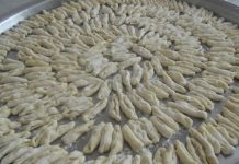 Çeçen Mutfağı Çeçen mutfağı, Kuzey Kafkasya’nın en eski gastronomi geleneklerinden biridir ve Çeçenistan’da uzun yıllar boyunca gelişmiştir. Bölgenin sert iklimi ve dağlık coğrafyası, mutfak kültürünü şekillendirmiştir. Çeçen yemekleri, besleyici, doyurucu ve aynı zamanda dayanıklılık sağlayan özellikleriyle öne çıkar. Bu mutfak, sadece beslenme aracı değil, aynı zamanda kültürel mirasın bir parçası olarak kabul edilir. Konulu bir haber görseli.