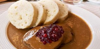 Çek mutfağı, Orta Avrupa’nın zengin yemek kültürünü yansıtan, köklü geçmişiyle dikkat çeken bir mutfaktır. Yüzyıllar boyunca Avusturya, Almanya, Macaristan ve Polonya gibi komşu ülkelerden etkilenmiş olan bu mutfak, özgün lezzetleriyle bugün dünya genelinde tanınmaktadır. Özellikle et yemekleri, unlu mamuller ve doyurucu çorbalar, Çek halkının sofrasının vazgeçilmez parçalarıdır. Tarihi kökenleri Orta Çağ’a kadar uzanan bu mutfakta, mevsimsel malzemelerle hazırlanan tarifler hem geleneksel hem de modern sunumlarla sofralara gelmektedir. Konulu bir haber görseli.