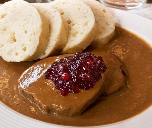 Çek mutfağı, Orta Avrupa’nın zengin yemek kültürünü yansıtan, köklü geçmişiyle dikkat çeken bir mutfaktır. Yüzyıllar boyunca Avusturya, Almanya, Macaristan ve Polonya gibi komşu ülkelerden etkilenmiş olan bu mutfak, özgün lezzetleriyle bugün dünya genelinde tanınmaktadır. Özellikle et yemekleri, unlu mamuller ve doyurucu çorbalar, Çek halkının sofrasının vazgeçilmez parçalarıdır. Tarihi kökenleri Orta Çağ’a kadar uzanan bu mutfakta, mevsimsel malzemelerle hazırlanan tarifler hem geleneksel hem de modern sunumlarla sofralara gelmektedir. Konulu bir haber görseli.