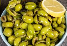 Çekirdeksiz Zeytin Sofralarda Kolaylık ve Lezzet Sunuyor Çekirdeksiz zeytin, hem evlerde hem de restoran mutfaklarında tercih ediliyor. Gıda teknolojisindeki gelişmeler sayesinde, çekirdeksiz zeytinler lezzetinden ödün vermeden sofralara ulaşıyor.