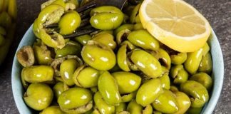 Çekirdeksiz zeytin, hem evlerde hem de restoran mutfaklarında tercih ediliyor. Gıda teknolojisindeki gelişmeler sayesinde, çekirdeksiz zeytinler lezzetinden ödün vermeden sofralara ulaşıyor.