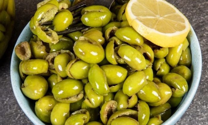 Cekirdeksiz-Zeytin-Sofralarda-Kolaylik-ve-Lezzet-Sunuyor Çekirdeksiz zeytin, hem evlerde hem de restoran mutfaklarında tercih ediliyor. Gıda teknolojisindeki gelişmeler sayesinde, çekirdeksiz zeytinler lezzetinden ödün vermeden sofralara ulaşıyor.