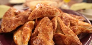 Çerkez mutfağı, yüzyıllar boyunca Kuzey Kafkasya’da gelişmiş, ardından Anadolu’ya taşınmış köklü bir gastronomi kültürüdür. Kafkasya’nın dağlık yapısı, iklimi ve doğal kaynakları bu mutfağın gelişiminde belirleyici olmuştur. Geleneksel yemeklerde kullanılan malzemeler, bölgenin coğrafi özelliklerini yansıtırken, göçlerle birlikte Anadolu’ya taşınan tarifler Türk mutfak kültürüyle harmanlanmıştır. Özellikle Osmanlı döneminden itibaren bu mutfak, hem saraylarda hem de halk arasında bilinen ve sevilen bir mutfak haline gelmiştir. Konulu bir haber görseli.