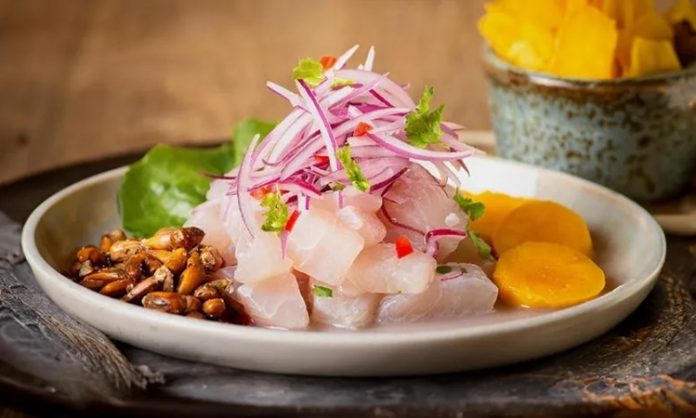 Ceviche İle Denizden Sofralara Taptaze Lezzet Ceviche, özellikle Güney Amerika mutfağının ikonik tariflerinden biridir ve taze balık veya deniz ürünlerinin asidik sıvılarla marine edilerek pişirilmeden servis edilmesi esasına dayanır. Ceviche, taze ve aromatik bir lezzet sunar ve yemeklerde hafif ama etkileyici bir tat deneyimi yaratır. Konulu bir haber görseli.