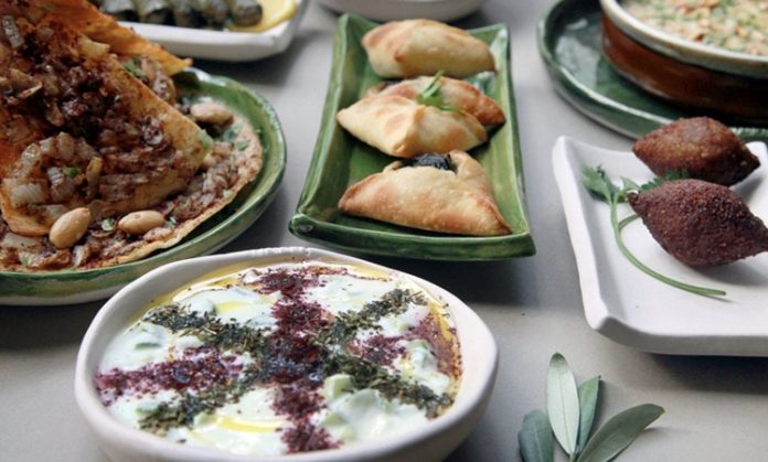 Cezayir Mutfağı Cezayir mutfağı, Kuzey Afrika’nın en köklü gastronomi kültürlerinden birini yansıtır. Tarih boyunca farklı uygarlıklara ev sahipliği yapan bu topraklar, mutfak kültüründe çeşitliliği ve zenginliğiyle ön plana çıkmıştır. Berberi, Arap, Fransız ve Osmanlı etkilerinin birleşmesiyle ortaya çıkan Cezayir mutfağı, özgün tatlarıyla hem yerel halkın hem de turistlerin ilgisini çekmektedir. Baharatların yoğun kullanımı, etli yemeklerin ağırlığı ve sebzelerin uyumlu bir şekilde harmanlanması bu mutfağın karakteristik özellikleri arasındadır. Konulu bir haber görseli.