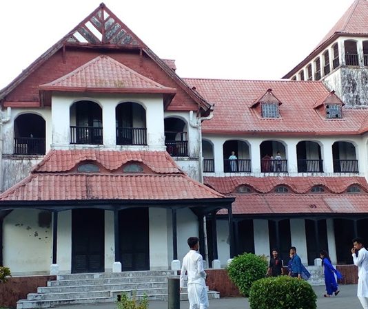 Chittagong Mutfağı Chittagong Mutfağı, Bangladeş’in güneydoğusunda yer alan Chittagong bölgesine özgü geleneksel yemek kültürünü yansıtır. Bu mutfak, hem kıyı topluluklarının deniz ürünlerine dayalı beslenme alışkanlıklarını hem de yerel baharatların yoğun kullanımını içerir. Chittagong mutfağı, zengin lezzet profili ve çeşitli yemek teknikleri ile Bangladeş’in öne çıkan mutfaklarından biridir. Konulu bir haber görseli.