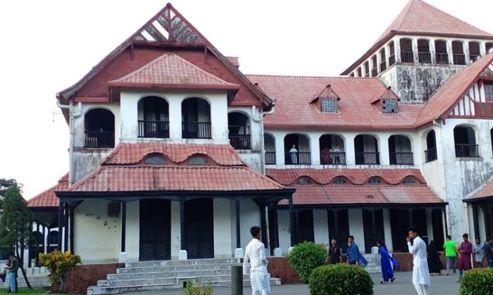 Chittagong Mutfağı, Bangladeş’in güneydoğusunda yer alan Chittagong bölgesine özgü geleneksel yemek kültürünü yansıtır. Bu mutfak, hem kıyı topluluklarının deniz ürünlerine dayalı beslenme alışkanlıklarını hem de yerel baharatların yoğun kullanımını içerir. Chittagong mutfağı, zengin lezzet profili ve çeşitli yemek teknikleri ile Bangladeş’in öne çıkan mutfaklarından biridir. Konulu bir haber görseli.