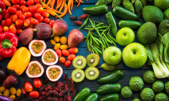 Çiğ Tüketim Raw Food Akımıyla Sağlıklı Yaşamın Yükselişi Çiğ tüketim, son yıllarda hem sağlık hem de yaşam tarzı trendleri arasında öne çıkan bir beslenme yaklaşımı haline gelmiştir. Raw food olarak da bilinen bu sistem, yiyeceklerin pişirilmeden, doğal halleriyle tüketilmesini esas alır. Bu yaklaşımın temelinde, yüksek ısıda pişirmenin besinlerdeki enzim ve vitaminleri yok ettiği düşüncesi yatar. Konulu bir haber görseli.