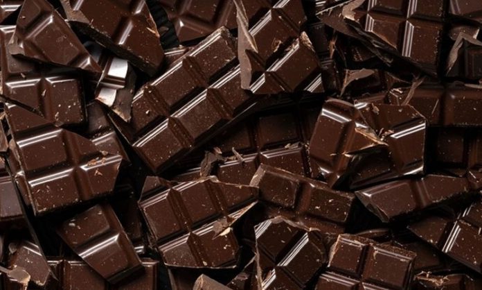 Cikolata-Tatli-Dunyasinin-Vazgecilmez-Lezzeti Çikolata, öncelikle kakao çekirdeklerinin fermente edilip kavrulmasıyla elde edilir. Kavurma işlemi çikolatanın aroması ve karakteristik tadını oluşturur.