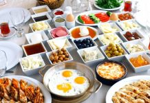 Çocuklar için sağlıklı beslenme, onların büyüme ve gelişme süreçlerinde kritik bir rol oynar. Sağlıklı yemekler, sadece onların fiziksel sağlığını değil, aynı zamanda zihin gelişimlerini de destekler. Bu nedenle çocukların beslenme alışkanlıklarını erken yaşlardan itibaren doğru yönlendirmek büyük önem taşır. Çocukların hem besleyici hem de lezzetli yiyeceklerle beslenmesi, sağlıklı büyümelerini sağlarken, aynı zamanda yemeklere karşı olan ilgilerini artırır. Konulu bir haber görseli.