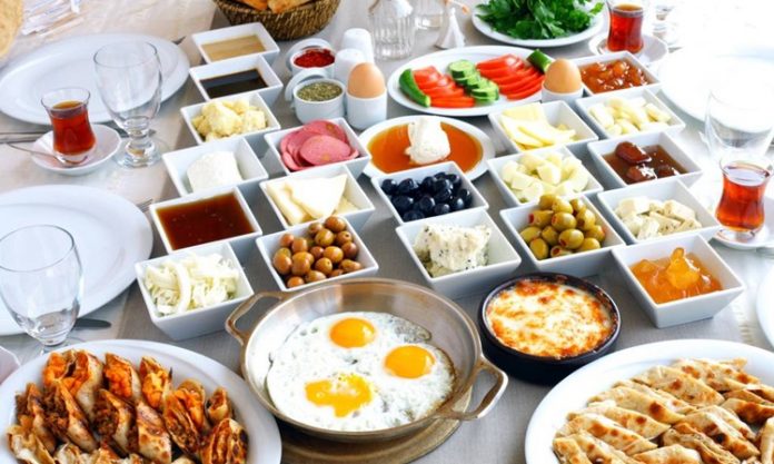 Çocuklara Özel Sağlıklı Menü Lezzetli ve Doyurucu Alternatifler Çocuklar için sağlıklı beslenme, onların büyüme ve gelişme süreçlerinde kritik bir rol oynar. Sağlıklı yemekler, sadece onların fiziksel sağlığını değil, aynı zamanda zihin gelişimlerini de destekler. Bu nedenle çocukların beslenme alışkanlıklarını erken yaşlardan itibaren doğru yönlendirmek büyük önem taşır. Çocukların hem besleyici hem de lezzetli yiyeceklerle beslenmesi, sağlıklı büyümelerini sağlarken, aynı zamanda yemeklere karşı olan ilgilerini artırır. Konulu bir haber görseli.