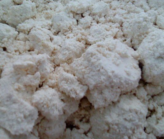 Çökelek, taze süt ve yoğurt kullanılarak başlar. Süt kaynatılır ve ardından mayalanarak pıhtılaştırılır. Pıhtılaşan süt, süzülüp sıkıştırılarak fazla suyundan arındırılır ve çökelek kıvamına ulaşır.