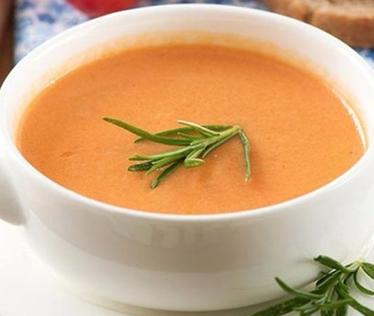 Çorba, dünya mutfaklarının en eski yemeklerinden biri olarak bilinir. Antik çağlardan günümüze kadar taşınan bu lezzet, farklı kültürlerde farklı şekillerde hazırlanmıştır. Çorbalar, hem besleyici hem de doyurucu özellikleri ile sofraların vazgeçilmez bir parçası olmuştur. Konulu bir haber görseli.